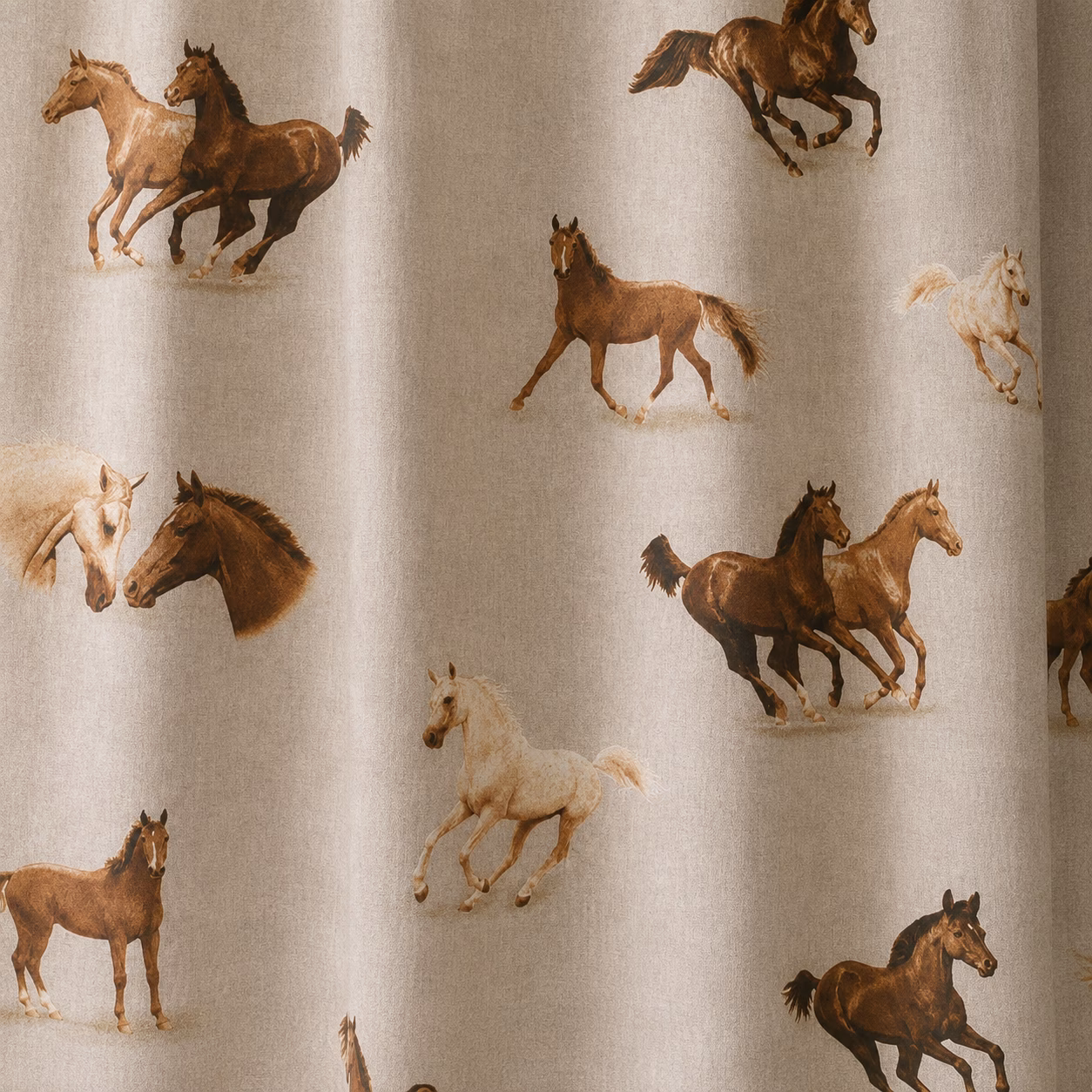 Detail van naturel gordijnstof met bruine en witte paarden