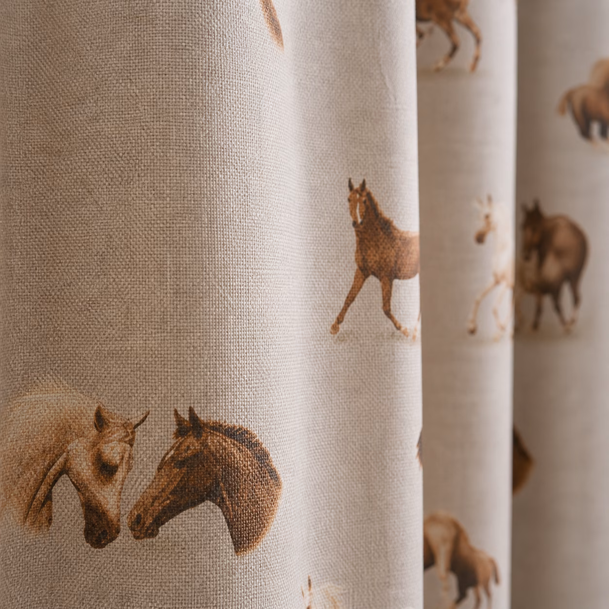 Close-up van linnenlook kindergordijn met paardenprint