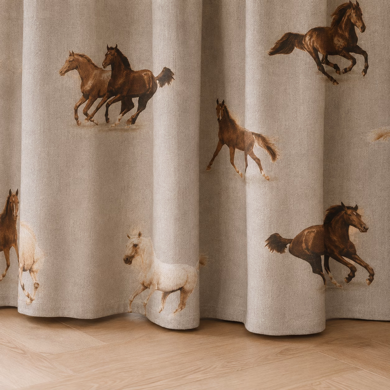 Onderzoom van naturel paardengordijn boven een houten vloer