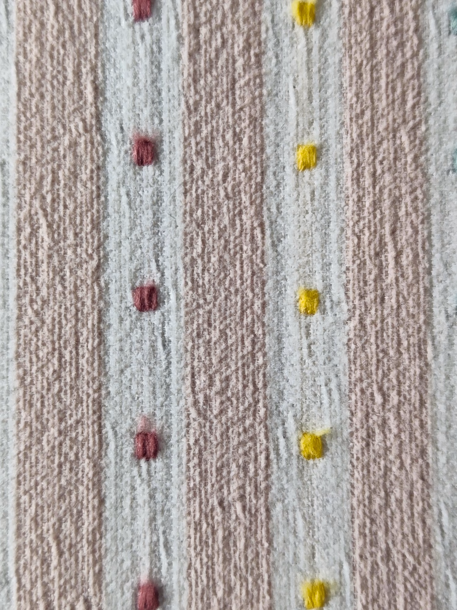 Beste keuze voor de roze variant. De weefstructuur en de roze en gele details zijn goed zichtbaar, met een rustige uitsnede.