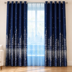 Donkerblauwe gordijnen met zilverkleurige sterren en een kasteelpatroon,