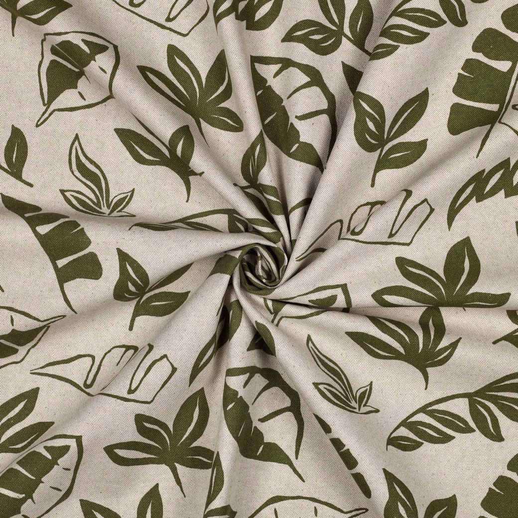 Close-up van naturel linnenlook gordijnen met groene bladprint en zachte plooien